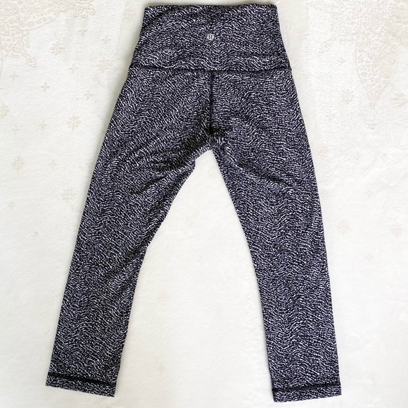 Lululemon Wunder Under Hi-Rise 1/2 Tight 17” - Picture 4 of 6